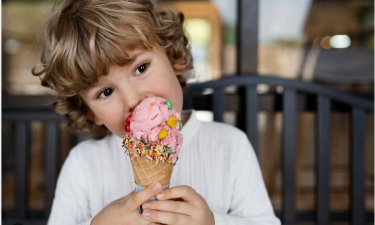 Çilekli Dondurma Tadında Mutluluk
